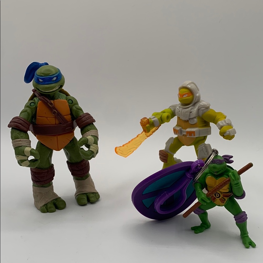 Ninja turtle a lot of 3 keychain and action figure